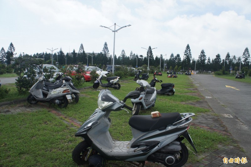 澎湖機車臨時機車停車場，有許多疑似報廢機車。（記者劉禹慶攝）