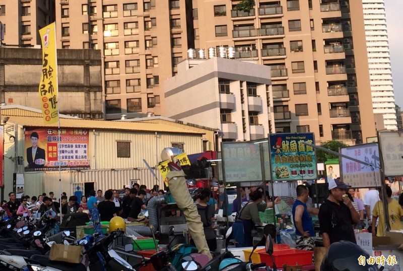 大慶夜市開幕後，人潮絡繹不絕。（記者張菁雅攝）