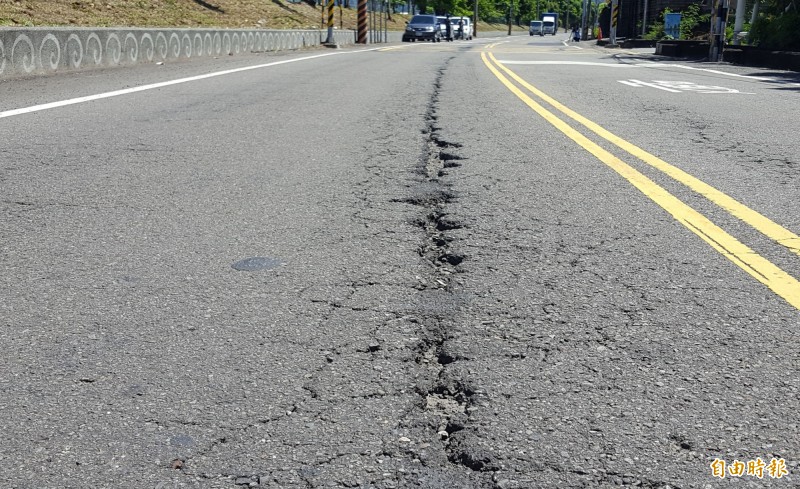 霧峰峰堤路路面損壞嚴重，有騎士因此摔車，市議員林碧秀要求早日進行重鋪。（記者陳建志攝）