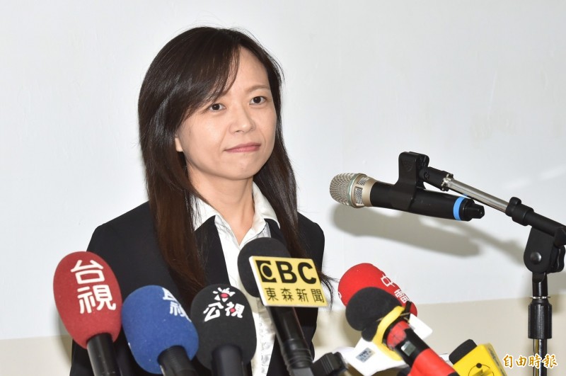 公懲會書記官長林玉苹說明管中閔違法兼職案判決申誡,在司法院三樓大禮堂召開記者會。(記者塗建榮攝) 公懲會書記官長林玉苹說明管中閔違法兼職案判決申誡,在司法院三樓大禮堂召開記者會。(記者塗建榮攝)