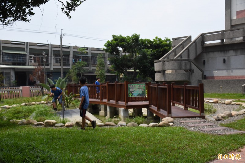 透過水資源再利用，東興國小在校園闢建生態池，提升校園環境。（記者林國賢攝）