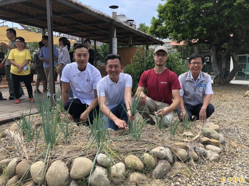 來將軍村食物森林做城市農夫！「種菜換產品」新竹市長林智堅（左二）邀長輩逛菜園少逛醫院    ！（記者蔡彰盛攝）