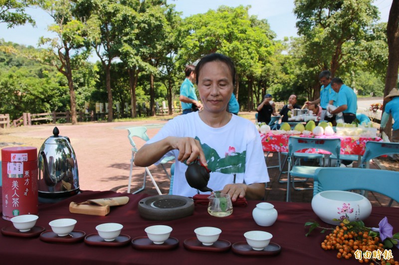 活動現場擺茶席，讓遊客品嘗道地東方美人茶。（記者鄭名翔攝）