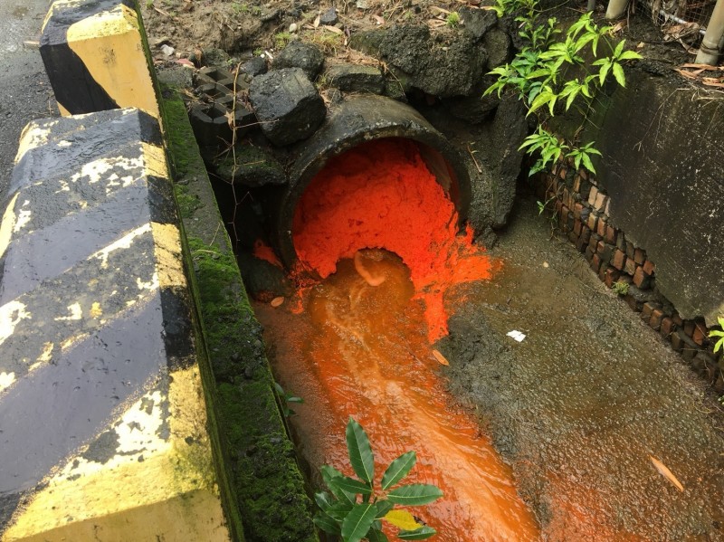 獅龍溪日前驚傳變成橘紅色。（記者陳文嬋翻攝）