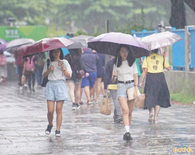 明（4）日受13號颱風「玲玲」外圍環流影響，天氣為雲多下雨，西半部及東北部地區降雨機率高。（資料照，記者黃志源攝）