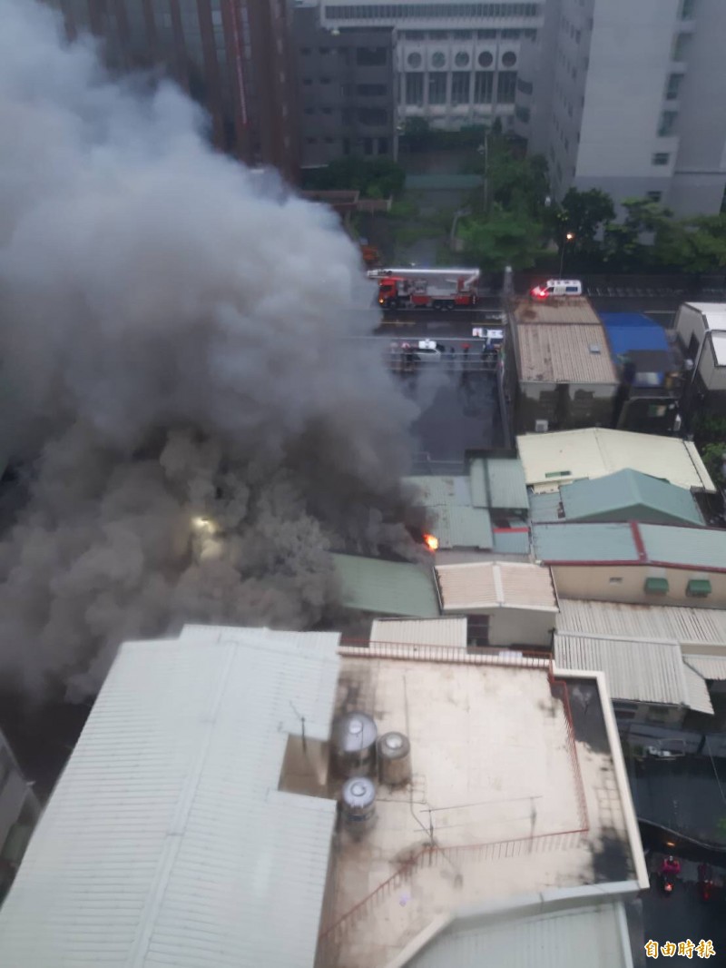 高雄華園大飯店後巷民宅大火，濃煙密布影響行車消防局搶救，出動記者黃良傑攝）