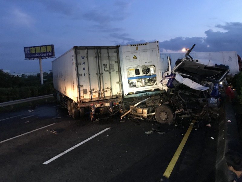 中山高麻豆段南向車禍經處理後，約半小時前恢復通車。（記者楊金城翻攝）