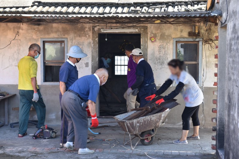 慈濟北港志工分工合作協助黃婦修繕住家。（記者黃淑莉翻攝）