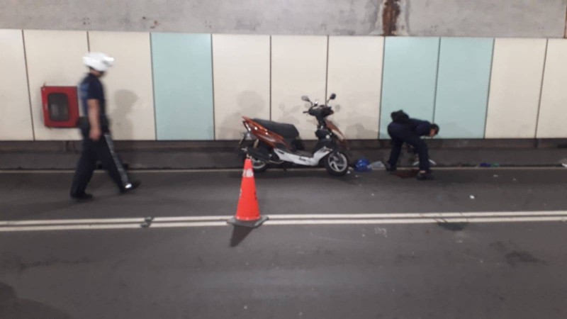 台北市林森地下道今天下午6點半左右發生一起車禍，騎士送醫不治，警方到場管制。（記者王冠仁翻攝）