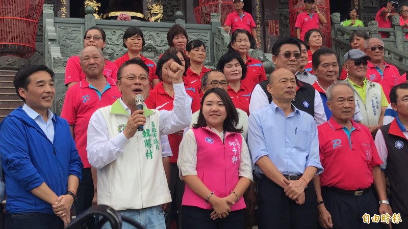 民進黨黨團總召韓賜村要韓國瑜承諾，若有機會當總統，捷運要延伸林園。（記者洪臣宏攝）