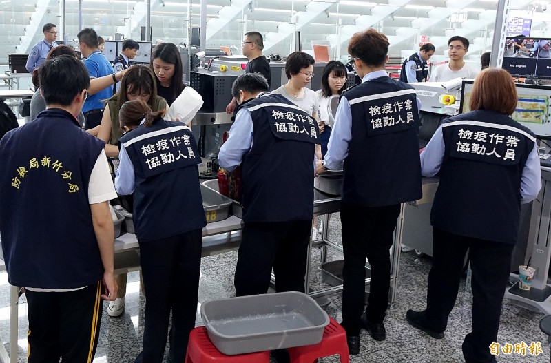 非洲豬瘟中央災害應變中心宣布，6日凌晨0時起，新增馬來西亞、新加坡、印尼及汶萊等4個亞洲國家為高風險國家，在桃園機場針對來自這4個國家的旅客做手提行李百分百X光檢查。（資料照）