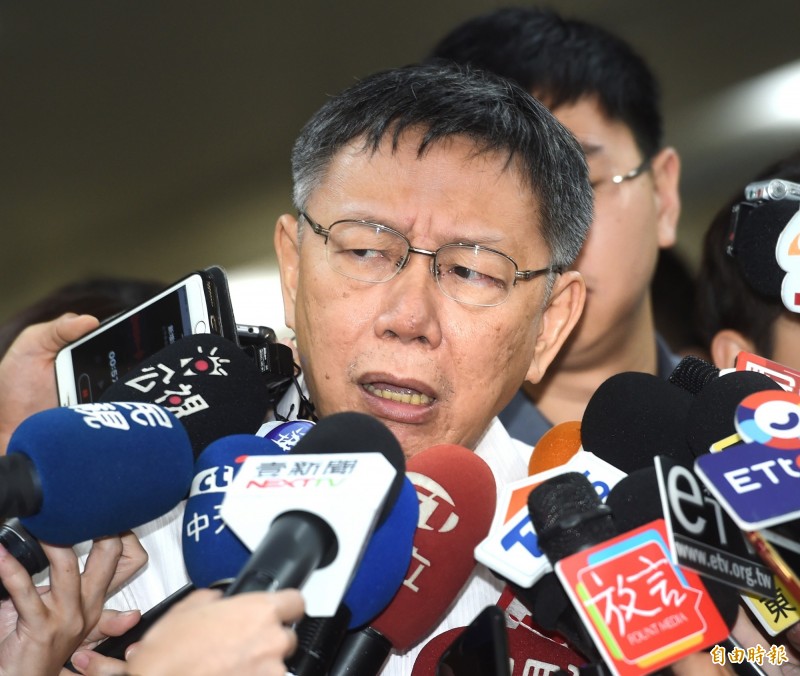 針對時事問題，台北市長柯文哲5日接受媒體採訪。（記者方賓照攝）