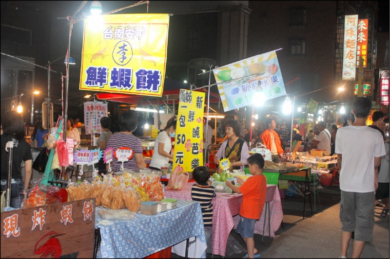 行政院院會昨拍板第二波秋冬國旅補助加碼方案，針對自由行旅客，每房將發給二百元夜市抵用券。（資料照）