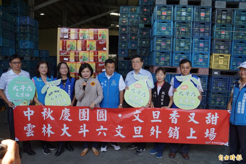 雲林的文旦成功打開外銷市場，裝箱送入貨櫃，將銷往中國。（記者詹士弘攝）