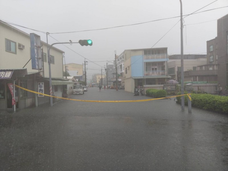 台南永康地區下午下起一陣大雨，造成多處路段積淹水，部分路段拉起封鎖線管制，呼籲用路人小心駕駛。（記者萬于甄翻攝）