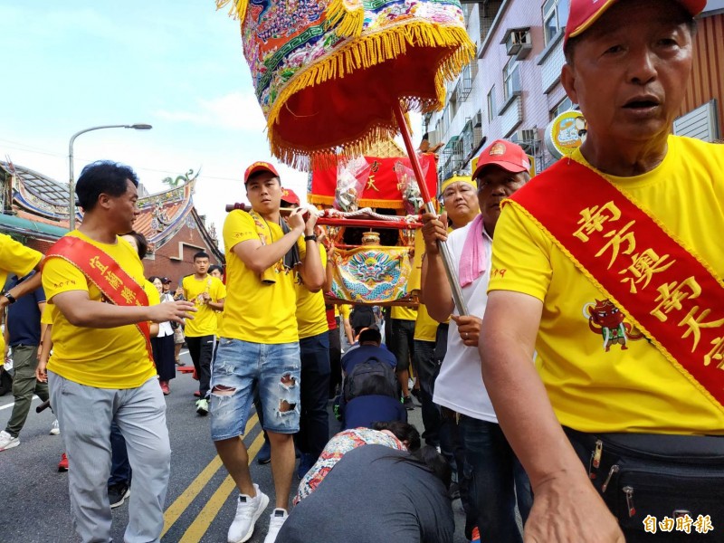 頭城慶元宮前11點就有民眾排隊等著「鑽轎底」，期盼能消災、解厄。（記者林敬倫攝）