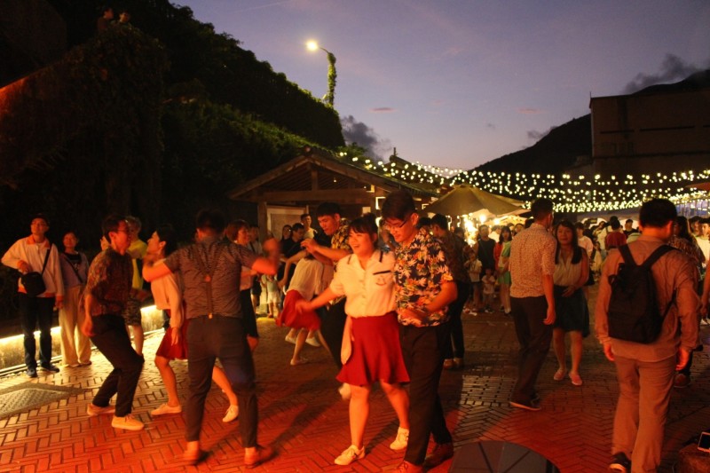 新北市立黃金博物館推出「金夜太美」夜間體驗活動，今晚在博物館點燈營造浪漫氛圍，還有舞團快閃與民眾尬舞，場面相當熱鬧。（新北市立黃金博物館提供）