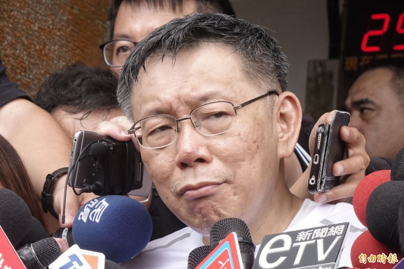 台北市長柯文哲連日引發爭端，近期先是洩露名模林志玲懷孕，昨天又稱總統府秘書長陳菊是「陳菊是比較肥的韓國瑜」，臉書掀起一波退讚潮，今天粉絲數已經低於200萬。（記者張嘉明攝）