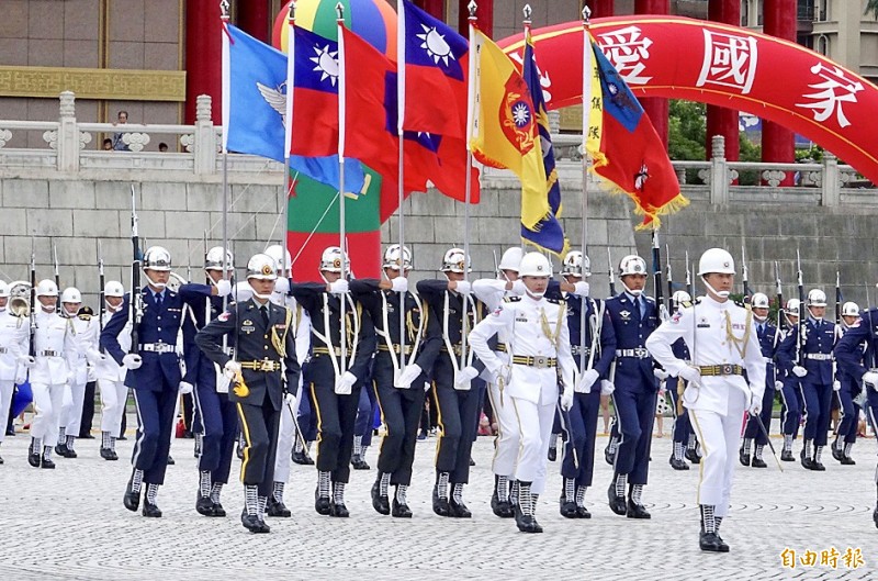 The Republic of China Tri-service Honor Guard and the Ministry of National Defense’s Joint Military Marching Band perform at Liberty Square in Taipei on July 6.
Photo: Chien Jung-fong, Taipei Times