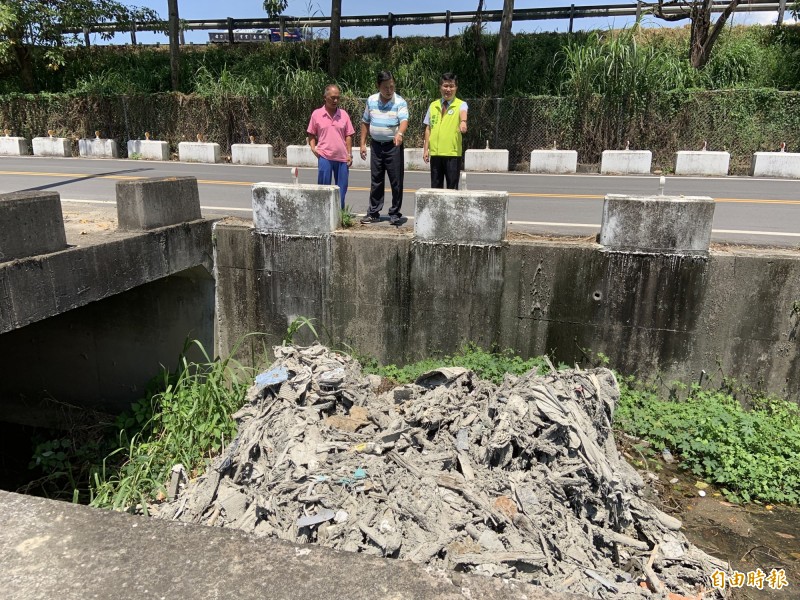 清水區客庄附近產業道路側溝遭傾倒廢棄物。（記者歐素美攝）