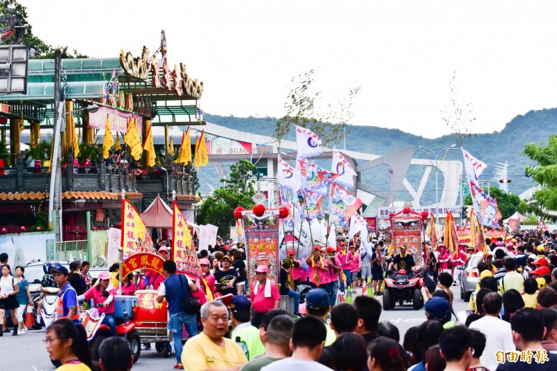 參與北台灣媽祖文化節的陣頭，今傍晚回駕南方澳，讓小漁村湧入近2萬人潮。（記者張議晨攝）