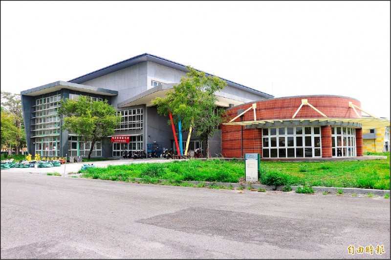 宜蘭市國民運動中心落成至今爭議不斷！審計室最近出爐的審計報告，痛批活動中心正式營運日，仍有270項缺失未完成驗收即先行使用，影響民眾使用設施的安全，還有停車空間未妥適規劃等問題，亟待檢討改善。（記者林敬倫攝）