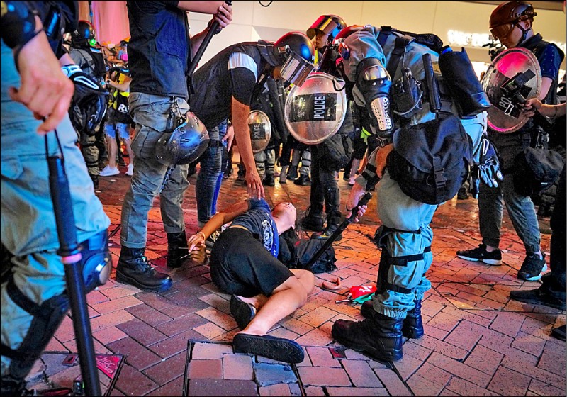 一名香港示威者遭警方制伏。（美聯社）