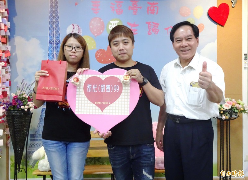 我們結婚了 紀念愛你久久台南歸仁戶政登記送好禮 生活 自由時報電子報 我們結婚了 紀念愛你久久台南歸仁戶政登記送好禮 生活 自由時報電子報