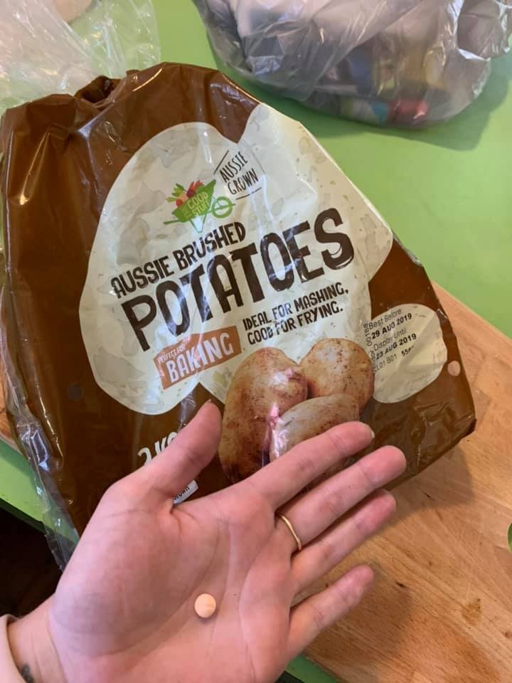 菲比在臉書發文表示，日前在奧樂齊超市買了1袋馬鈴薯，卻在包裝底部發現1顆「橘色小藥丸」。（圖擷自臉書）