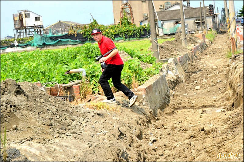 雲林縣政府籌措1500萬元修繕崙背、二崙農地重劃區農水路。（記者林國賢攝）