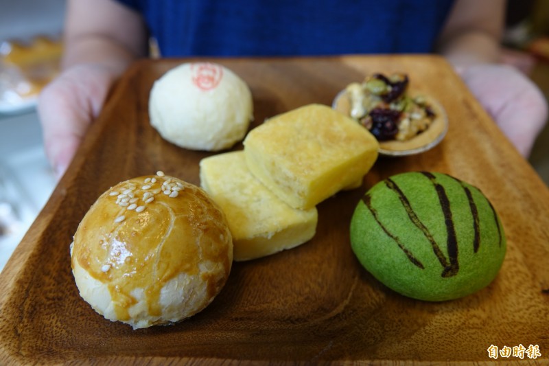 不打中秋蛋黃酥之戰，有鹿港烘焙業者回歸傳統，以各式口味來滿足多元消費者。（記者劉曉欣攝）