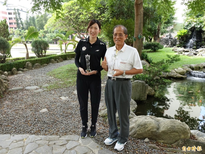 陳國清（右）、女排教練林靜怡（左）分獲體育獎，雙喜臨門。（記者洪臣宏攝）