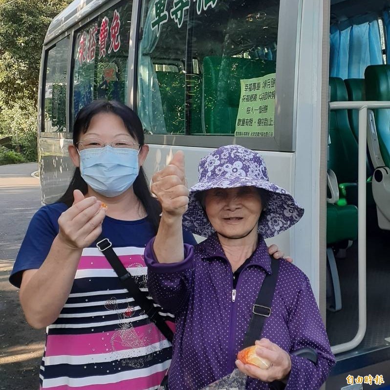 長輩搭車獲贈月餅，十分驚喜。（記者林國賢攝）