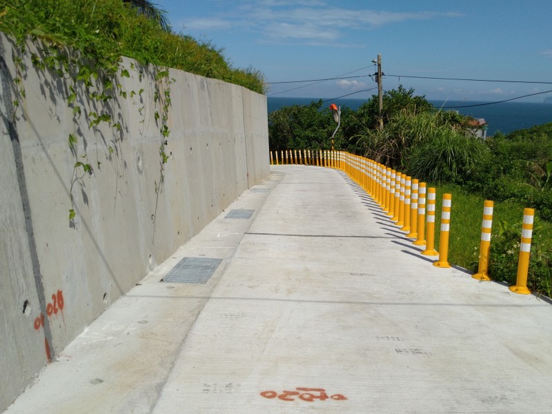金山公所新闢路寬達2.5公尺的聯絡道，擋土牆及側溝也重新規劃。（金山區公所提供）