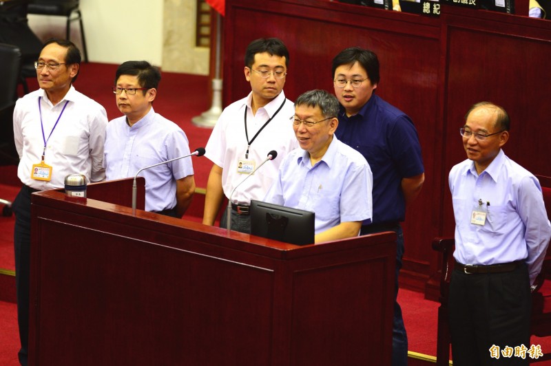 加入民眾黨的台北市局處首長上台備詢，產發局長林崇傑（左二）。（記者王藝菘攝）