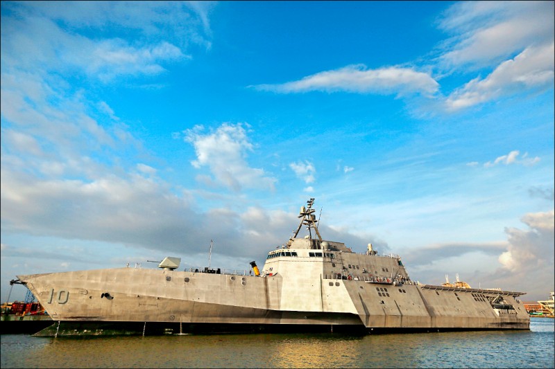 美國海軍已在印太地區部署近岸戰鬥艦「吉佛茲號」，艦上配備新型「海軍打擊飛彈」和協助偵察瞄準的無人直升機，可強化美軍在南海和相關海域制衡中國的能力。
（美聯社檔案照）