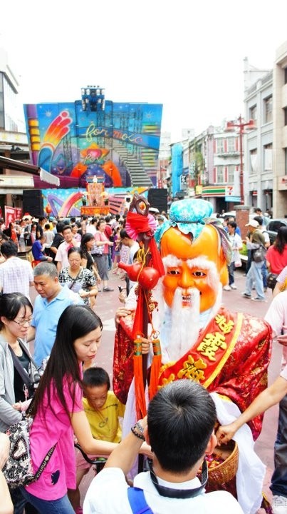 霞海城隍廟的月老每年都促成上千對佳偶。（城隍廟提供）