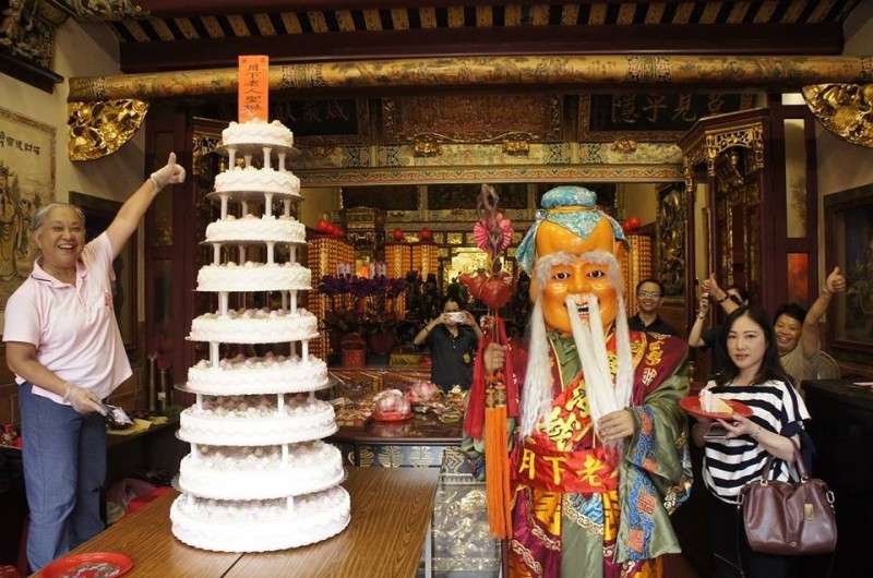 城隍廟將在中秋推出霞海城隍生日趴，會準備9層大蛋糕，讓民眾一起為月老祝壽。（城隍廟提供）