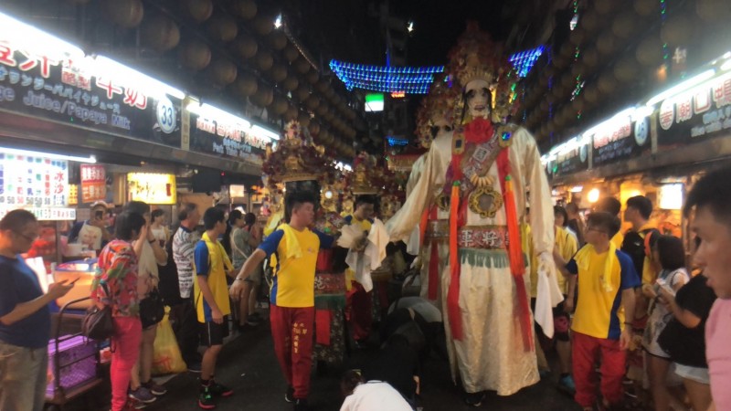 基隆城隍爺夜巡 遊客爭相鑽轎腳祈求消災解厄 生活 自由時報電子報