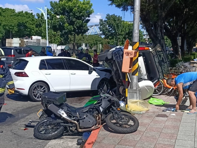 白色轎車鏟起白色休旅車，波及一旁重機，造成其中一名騎士命危。（記者劉慶侯翻攝）