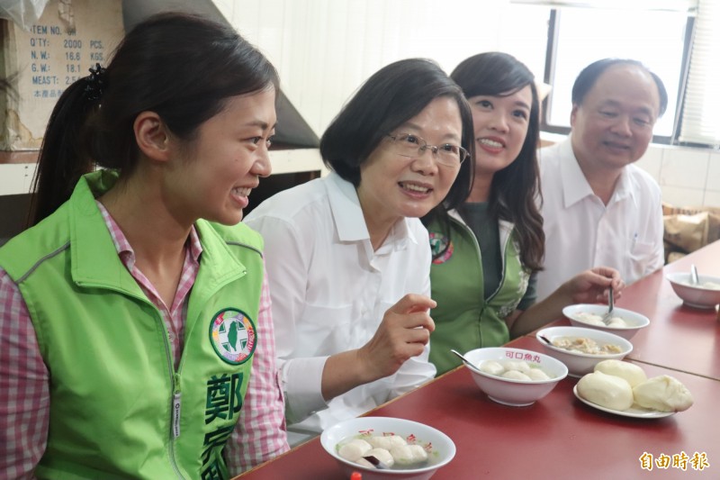 蔡英文總統今與立法委員呂孫綾、議員鄭宇恩到淡水在地老店吃魚丸。（記者周湘芸攝）