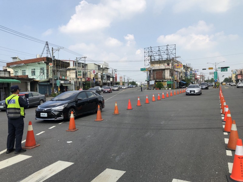 枋寮分局祭出調撥車道。（記者陳彥廷翻攝）