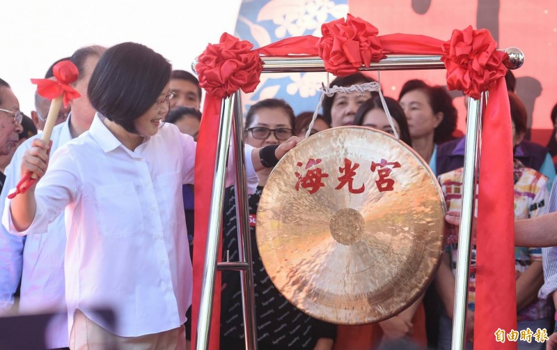 連續7年舉辦中秋傳統民俗活動「中秋博餅」的士林區海光宮，一早湧入許多民眾準備參加活動，要大試身手搶獎金，蔡英文總統今早也到海光宮為「中秋博餅」活動敲鑼，象徵活動起跑。（記者劉信德攝）
