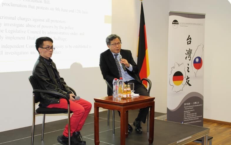 香港出生的成大教授梁文韜(左)日前到我駐德代表處演講,談「中國、香港、台灣」,我駐德代表謝志偉(右)說,有150人以上出席,演講廳被塞爆。(擷取自「謝志偉粉絲頁」臉書) 香港出生的成大教授梁文韜(左)日前到我駐德代表處演講,談「中國、香港、台灣」,我駐德代表謝志偉(右)說,有150人以上出席,演講廳被塞爆。(擷取自「謝志偉粉絲頁」臉書)