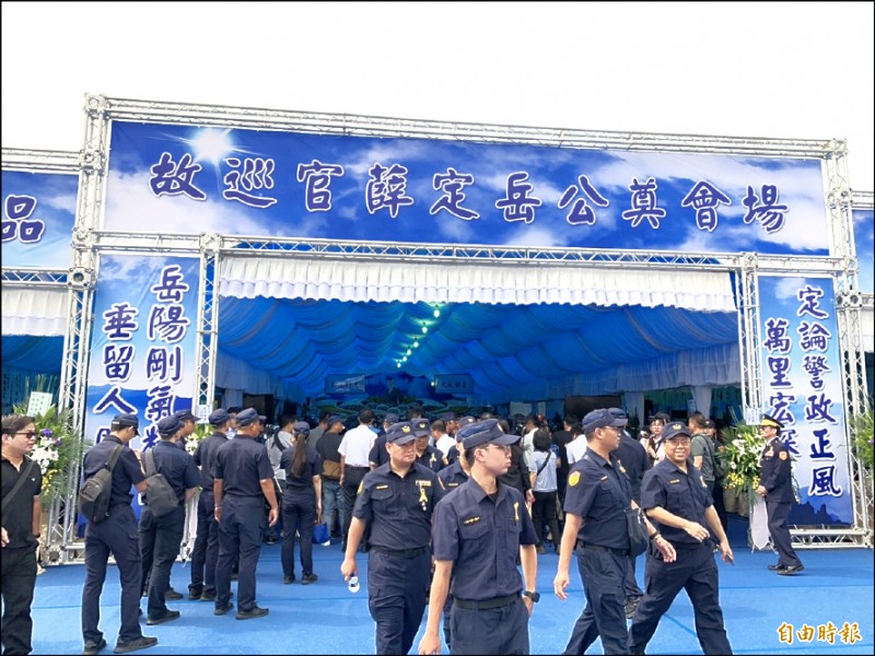 因公殉職員警薛定岳公祭，上千人到場送他最後一程。（記者湯世名攝）