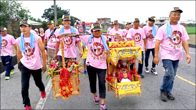 西螺福天宮「社口媽」徒步走古香路，回朴子配天宮謁祖進香。（社口媽文化薪傳協會提供）