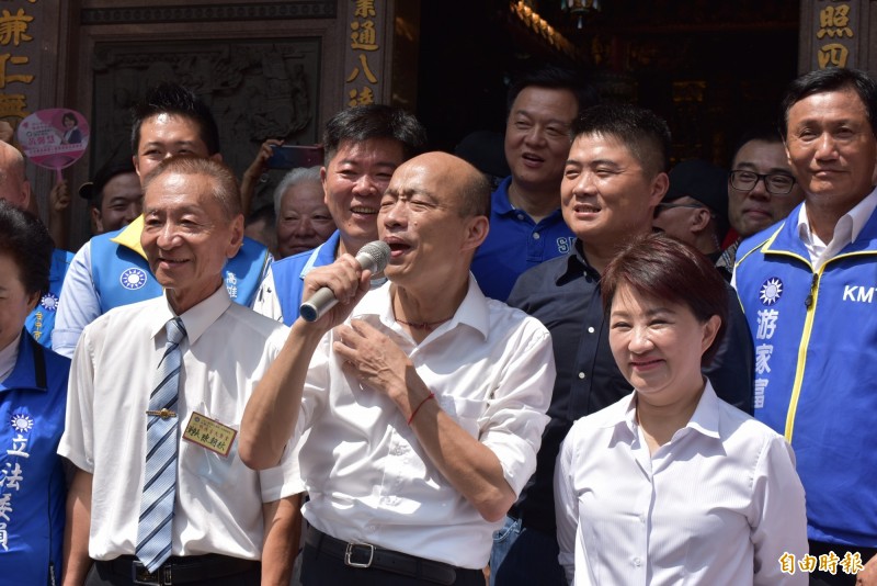 韓國瑜說，「每一個神像、每一個門神、每一個雕刻，都有豐富的中華文化、宗教文化蘊含在裡面」。（記者張瑞楨攝）