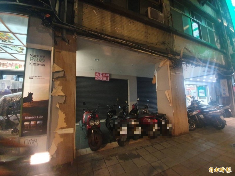 八德路四段550至700號，多家店貼出租告示。（記者楊心慧攝）