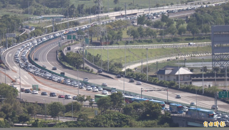 適逢中秋連假，國道5號北上今（14）早10點起，就湧現車潮，主線儀控前平均時速不到20公里。（記者林敬倫攝）