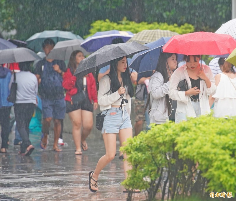 明（15）起北部、東北部天氣轉為不穩定，中南部山區留意午後雷陣雨，請民眾出門記得帶傘防範。（資料照，記者黃志源攝）